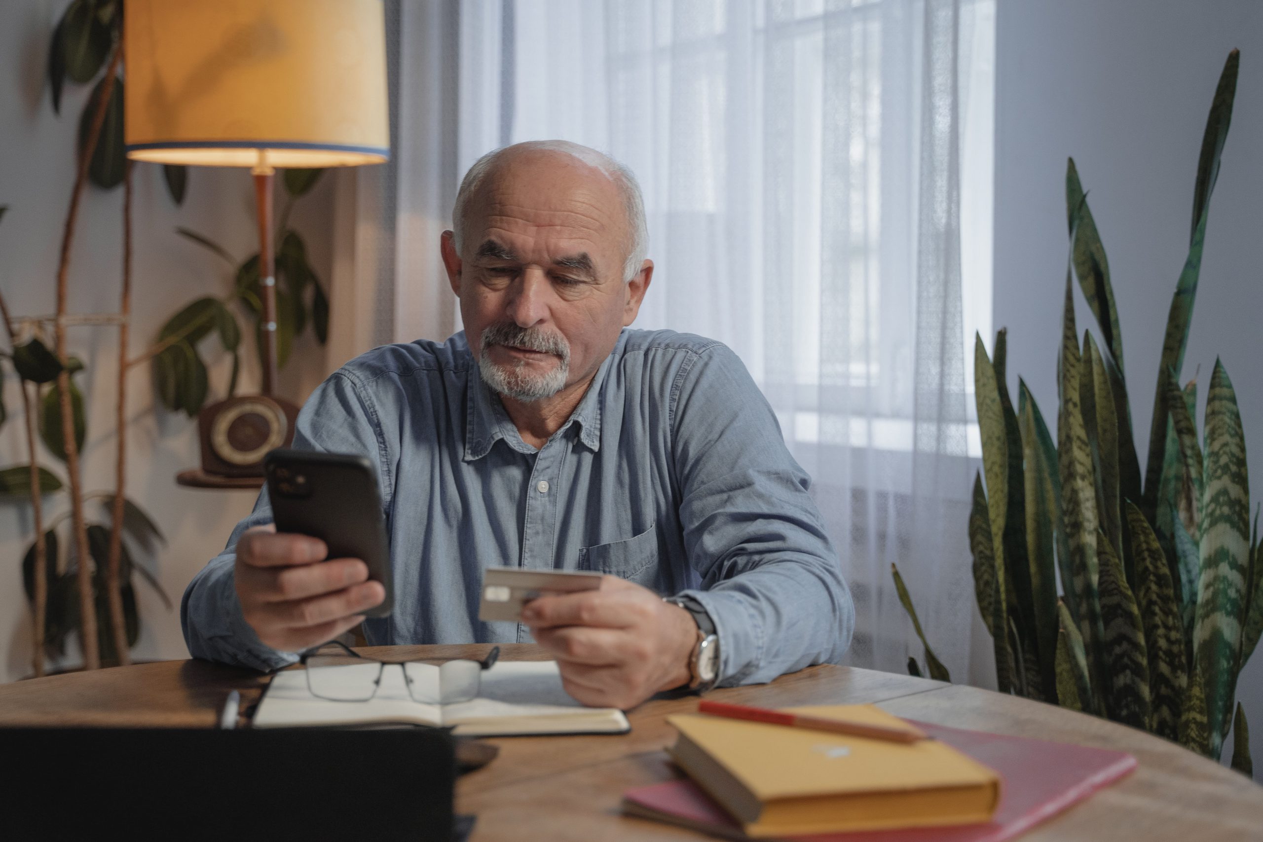 eltern-man-mit-cellphone